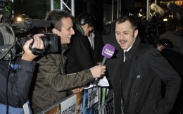 Giovanni Ribisi contesta preguntas de la prensa